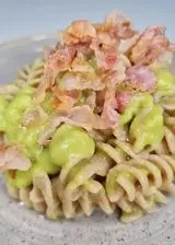 Ricetta Pasta con crema di piselli e chips di pancetta croccanti