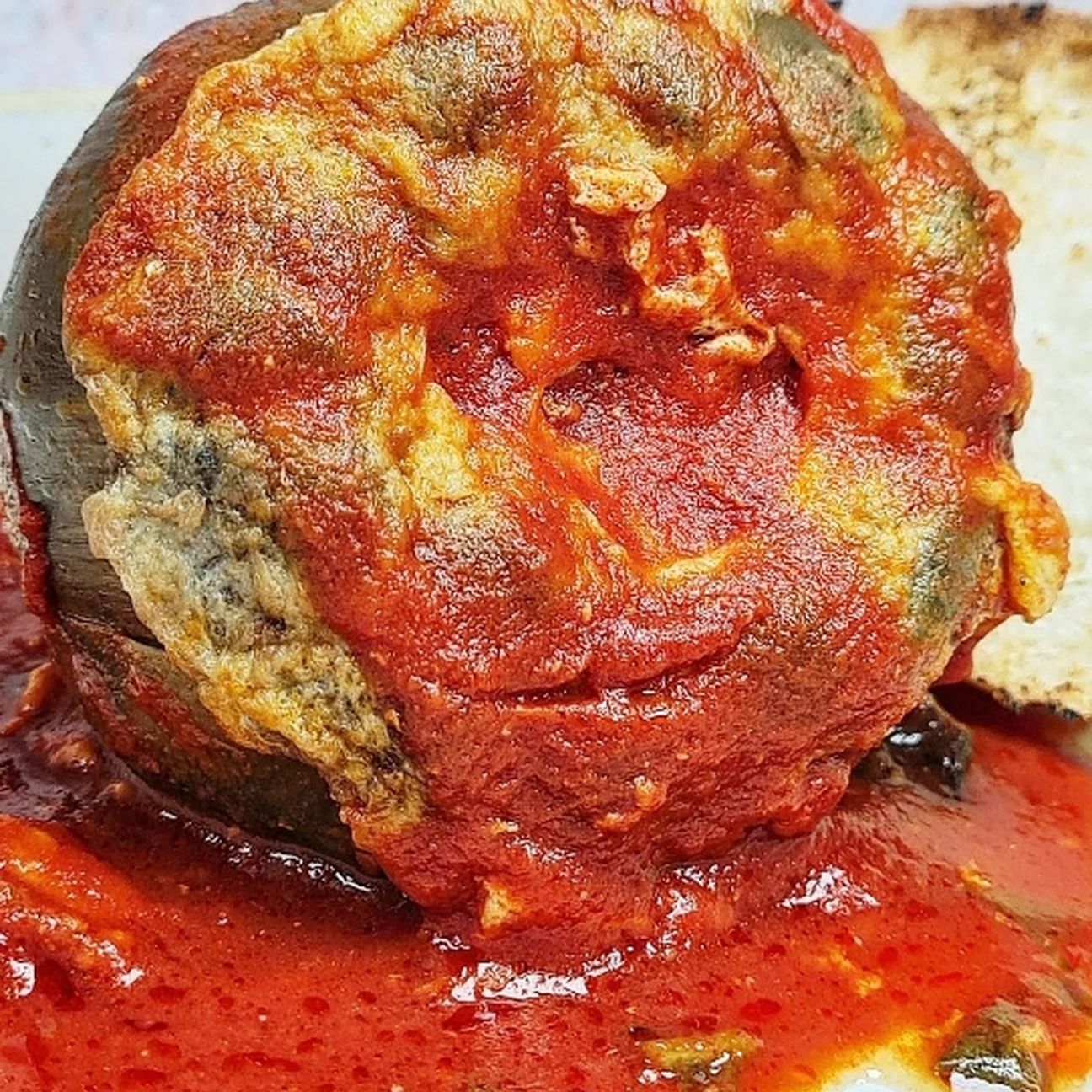 Carciofi ripieni di salame e mozzarella al sugo di pomodoro