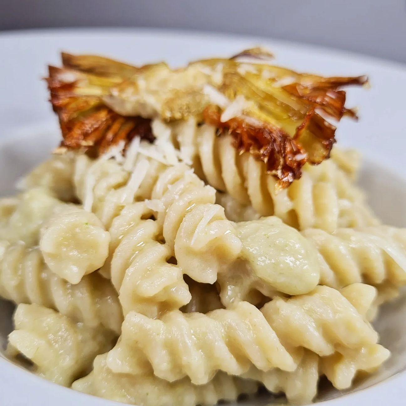 Pasta con crema di carciofi, pecorino e carciofi croccanti