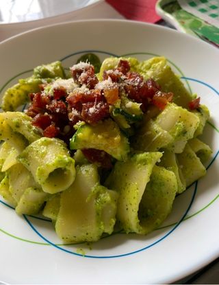 Pasta con crema di zucchine e speck croccante - Al.ta Cucina | sana_e ...
