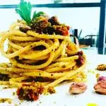 Ricetta Spaghetti con pomodori secchi e pane croccante al pistacchio