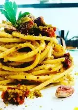 Ricetta Spaghetti con pomodori secchi e pane croccante al pistacchio