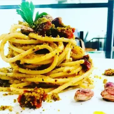 Ricetta Spaghetti con pomodori secchi e pane croccante al pistacchio di idadf1989