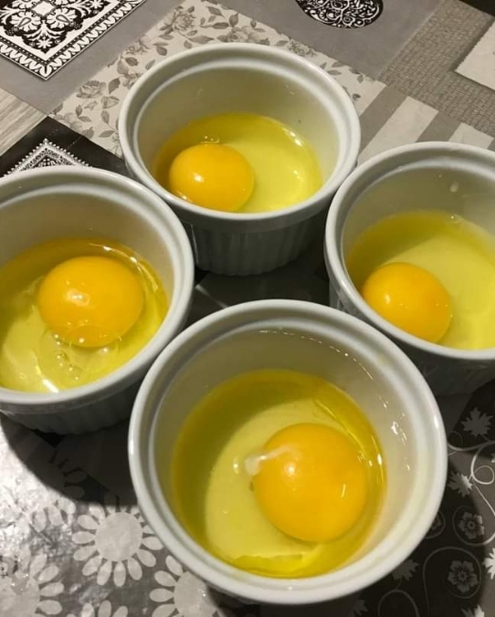 Uova con parmigiano nella friggitrice ad aria