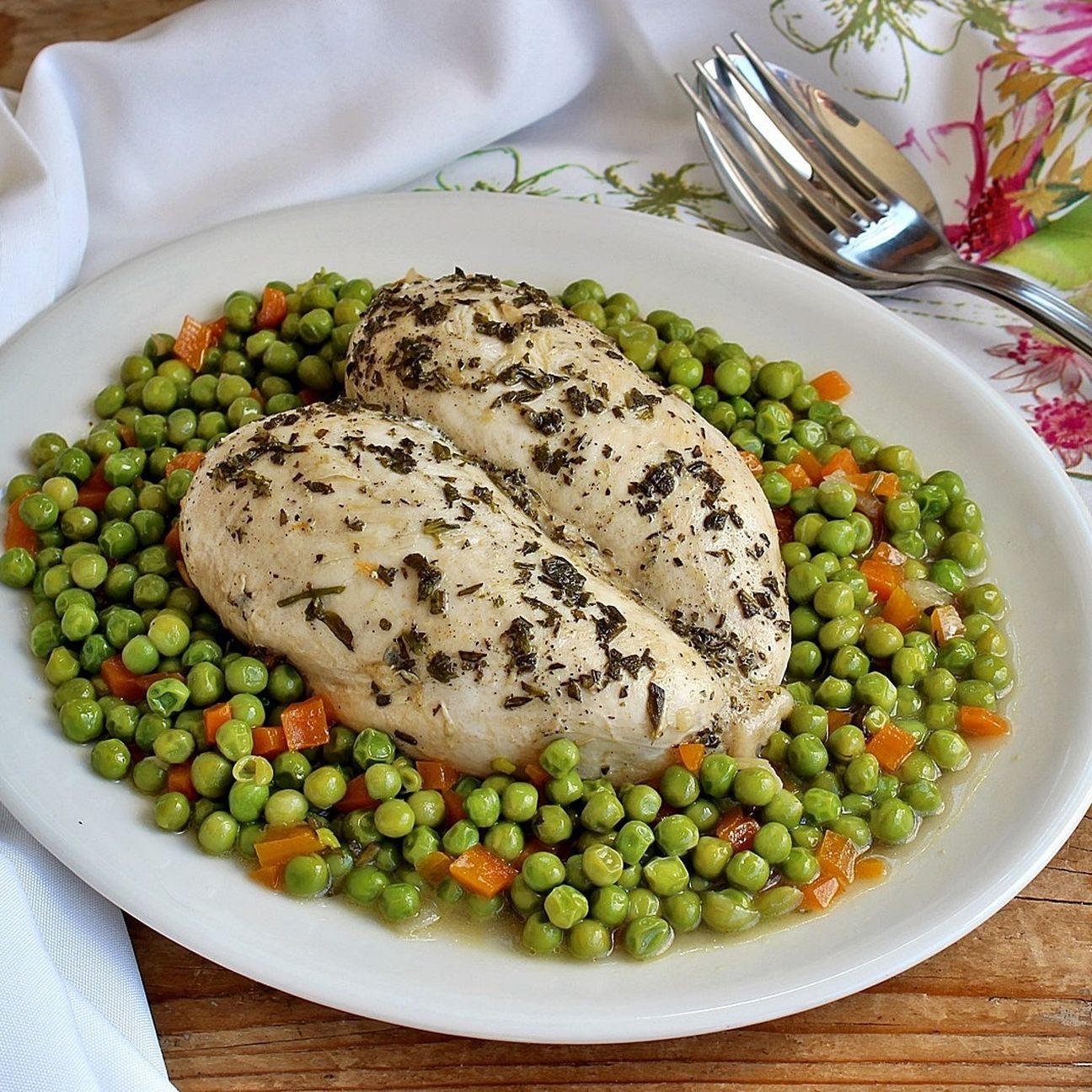 Petto di pollo alle erbe e piselli in pentola a pressione
