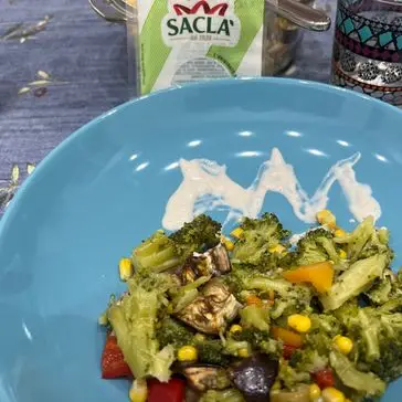 Ricetta Insalata di verdure svuotafrigo mais e olive 🍆🍆🫒🫒🫒🧅🍅🍆 di loredana705