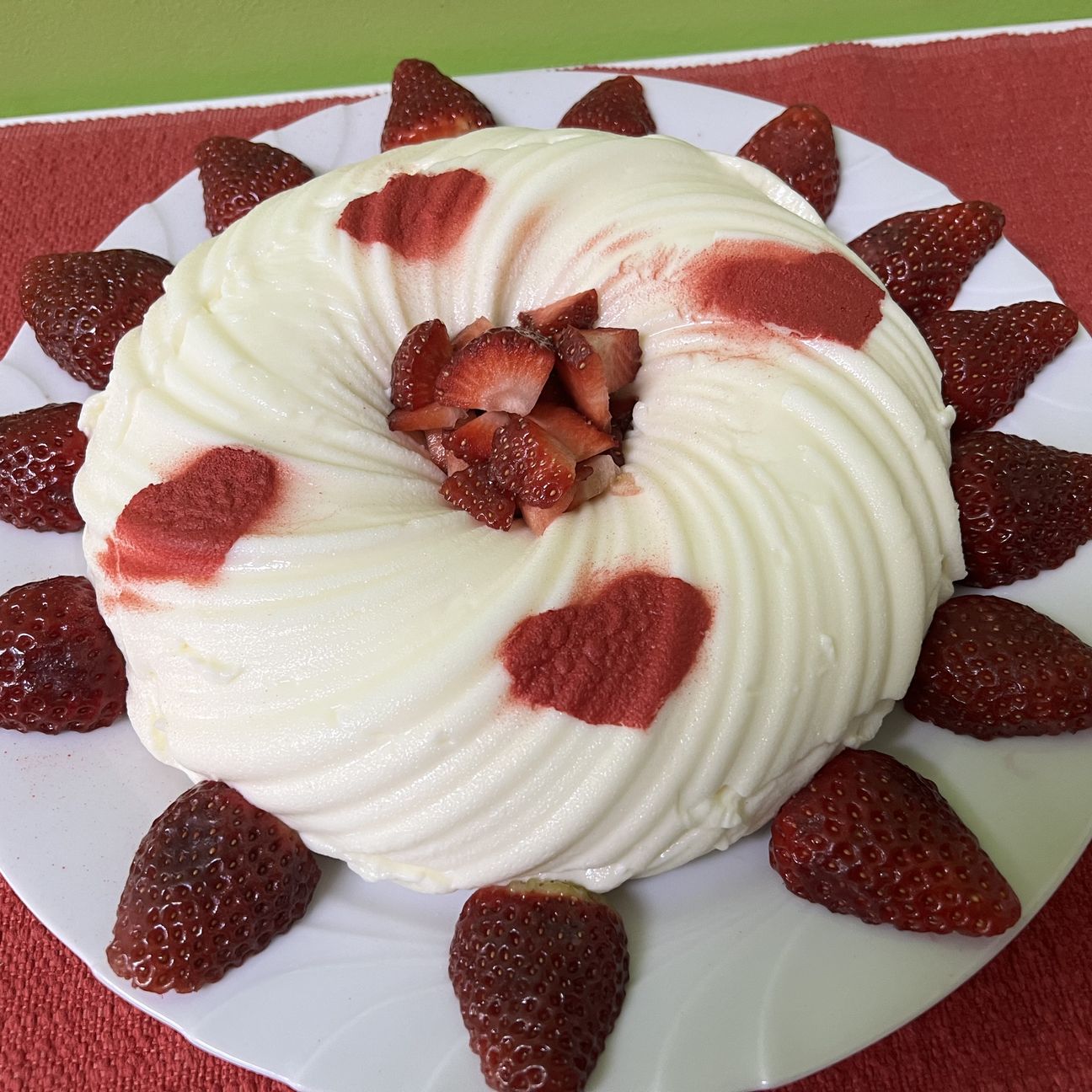 Panna cotta con cioccolato bianco e fragole