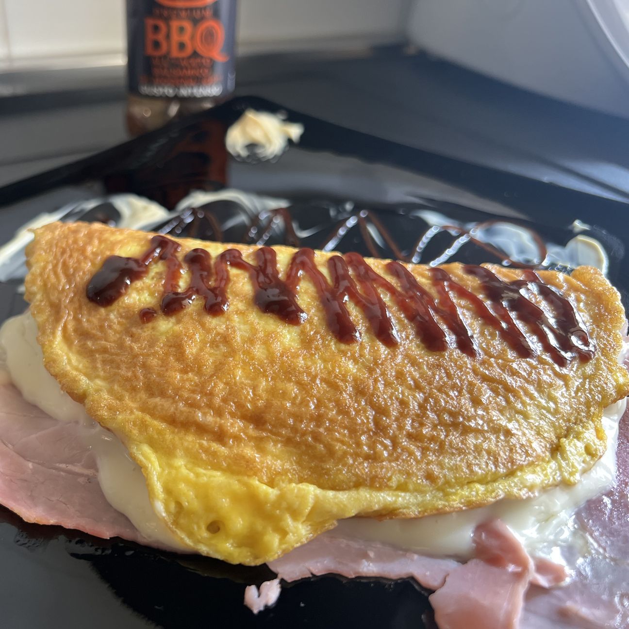 Omelette ripiena ricoperta di aceto balsamico BBQ