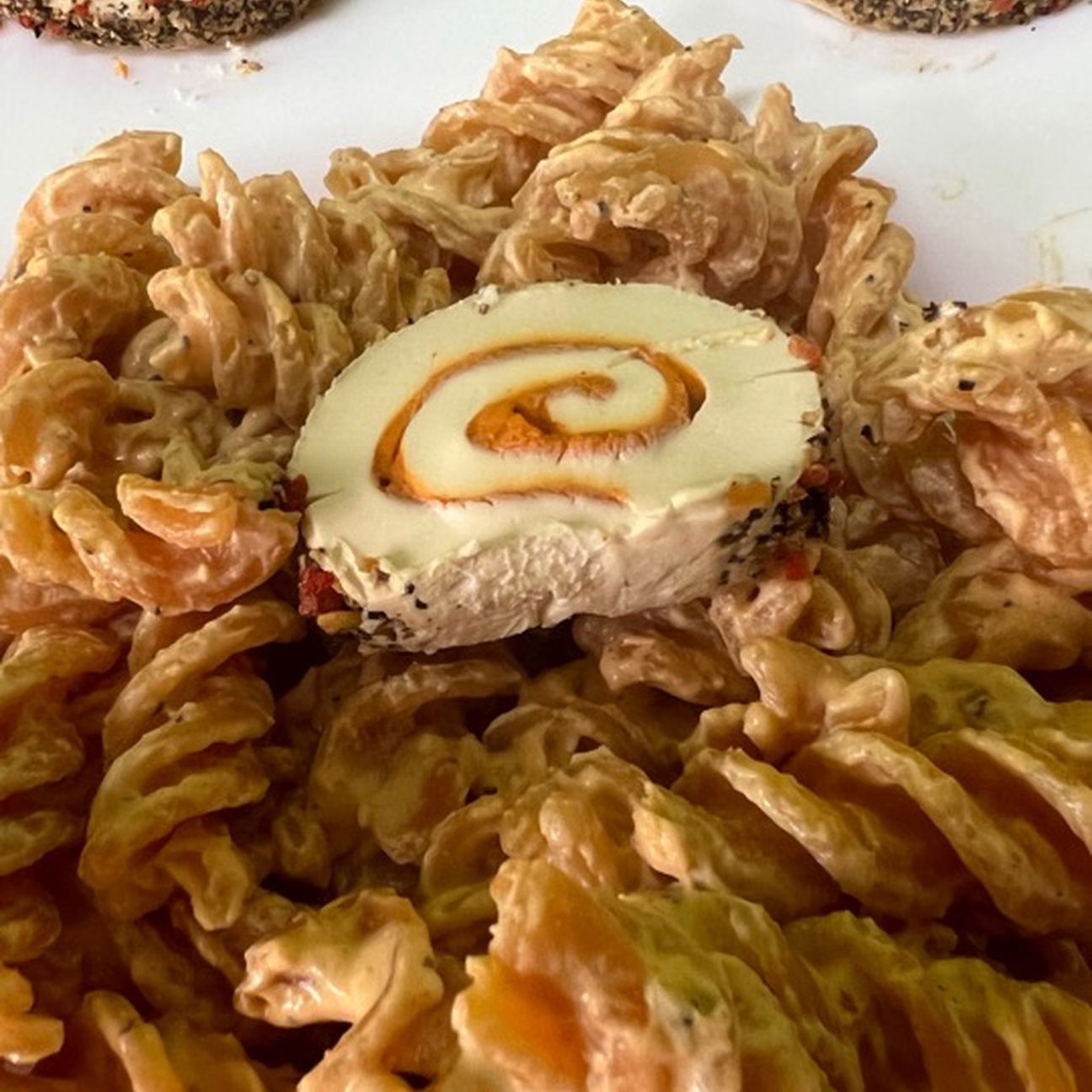 Fusilli di lenticchie rosse con formaggio al salmone