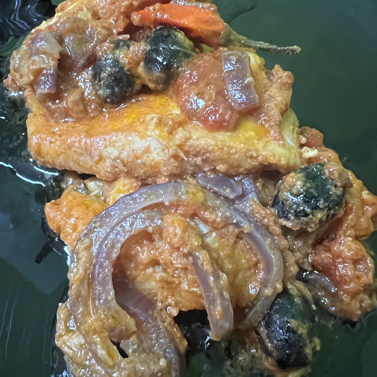 Filetto di baccalà con cipolla e olive