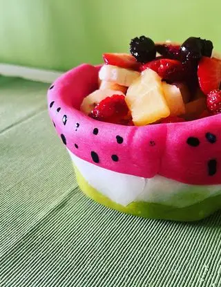 Ricetta Macedonia di frutta in cestino di fondente colorato🍓🍓🍓 di loredana705