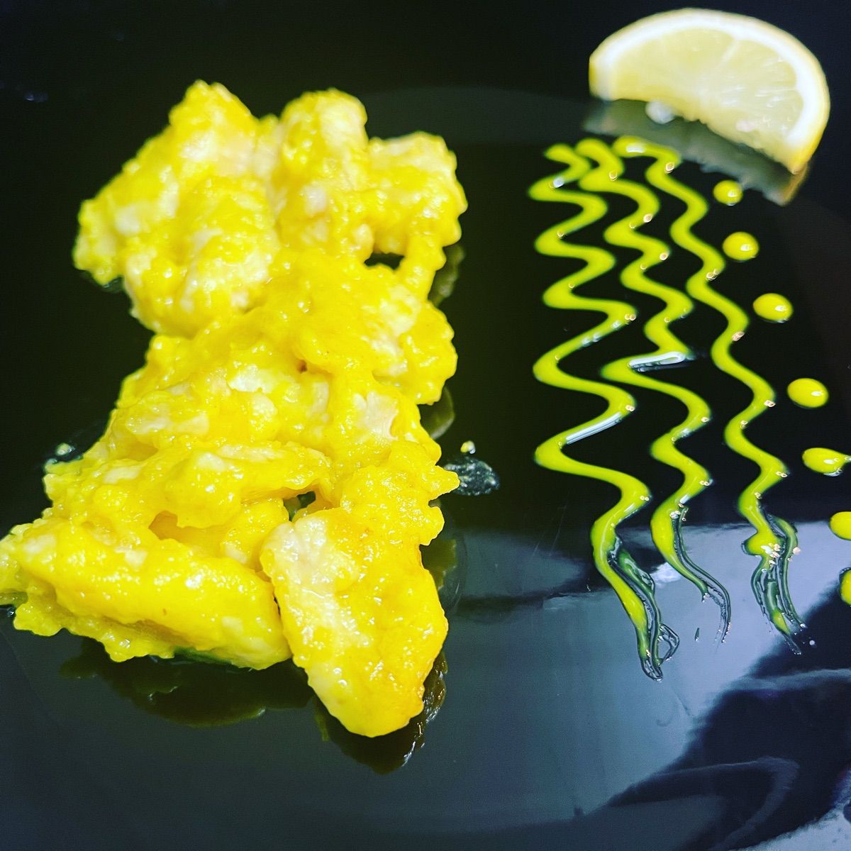 Petto di pollo con crema di curcuma e salsa yogurt