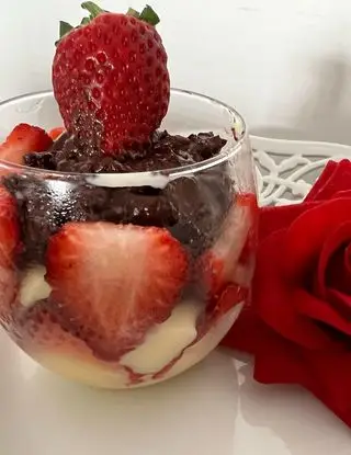 Ricetta Bicchierini di crema alla vaniglia d al cioccolato von fragole🍓🍓🍓 di loredana705
