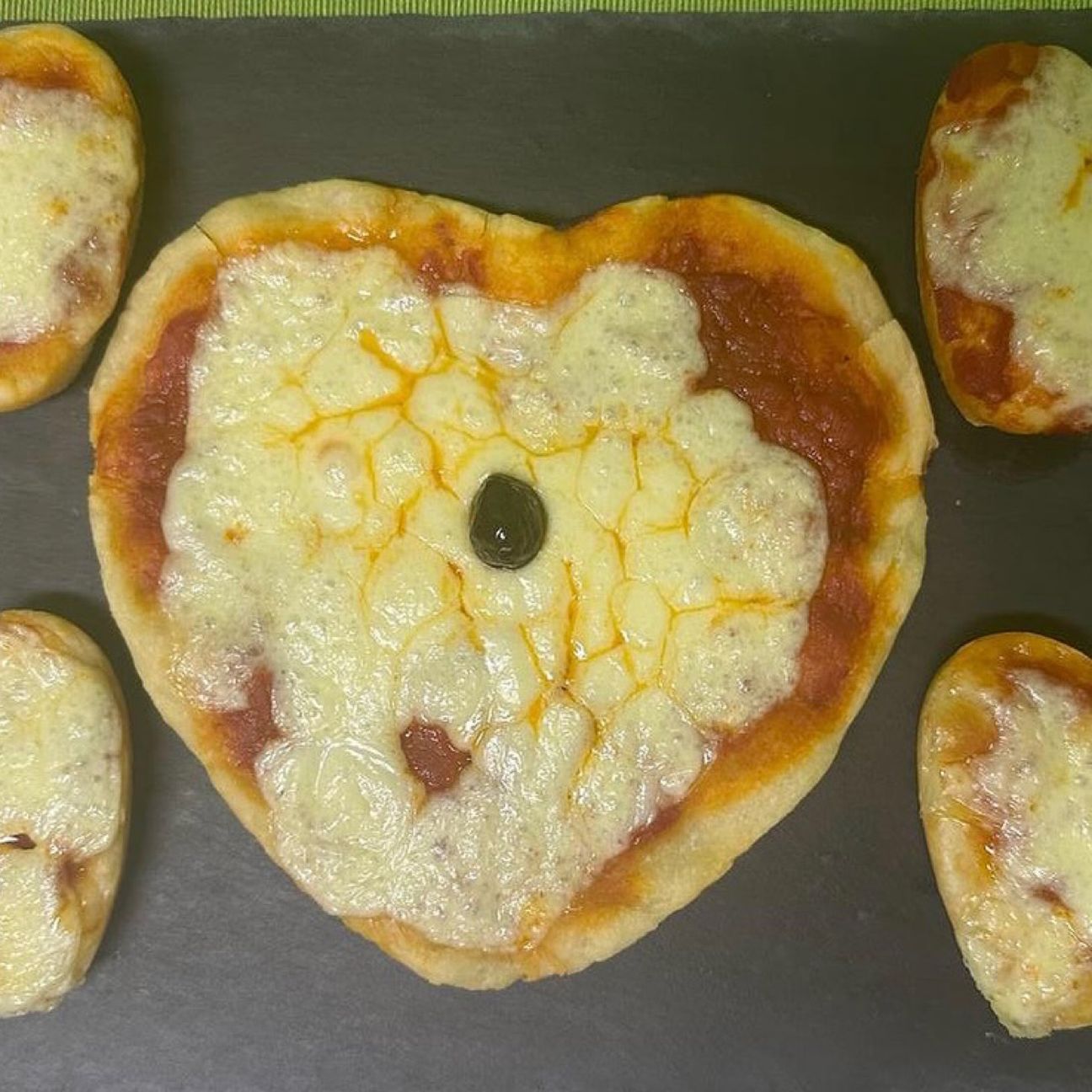 Pizza pomodoro e provola