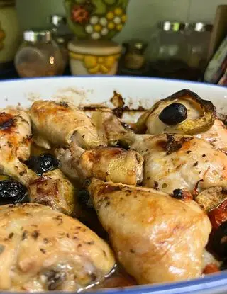 Ricetta Pollo al forno con peperoni pomodori e olive 😋😋😋😋 di loredana705