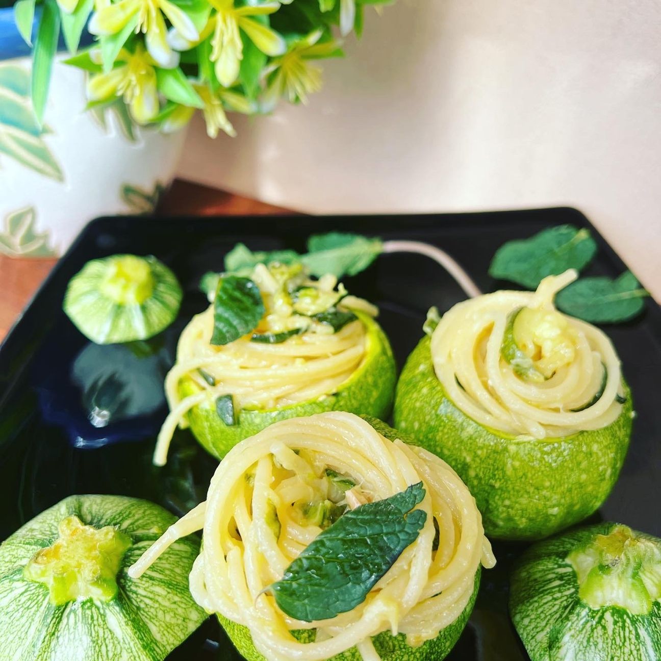 Spaghetti con zucchine fritte ricotta salate in zucchina al forno 🥒