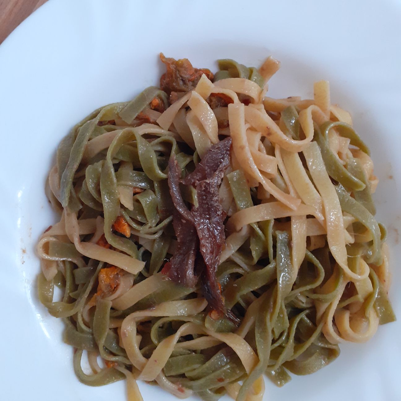 Tagliatelle paglia e fieno con fiori di zucca e alici