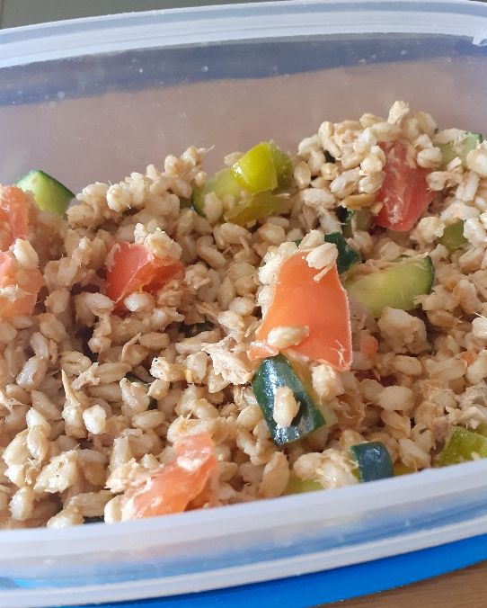 Farro con pomodori, cetrioli, peperoni e tonno