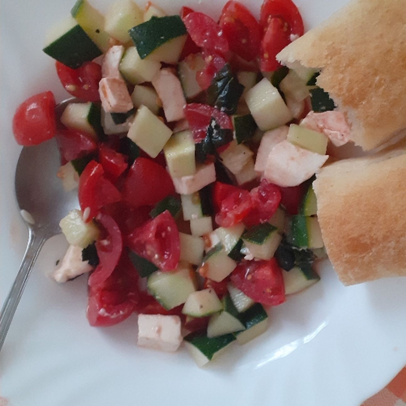 Insalata di cetrioli, pomodorini, mozzarella e basilico