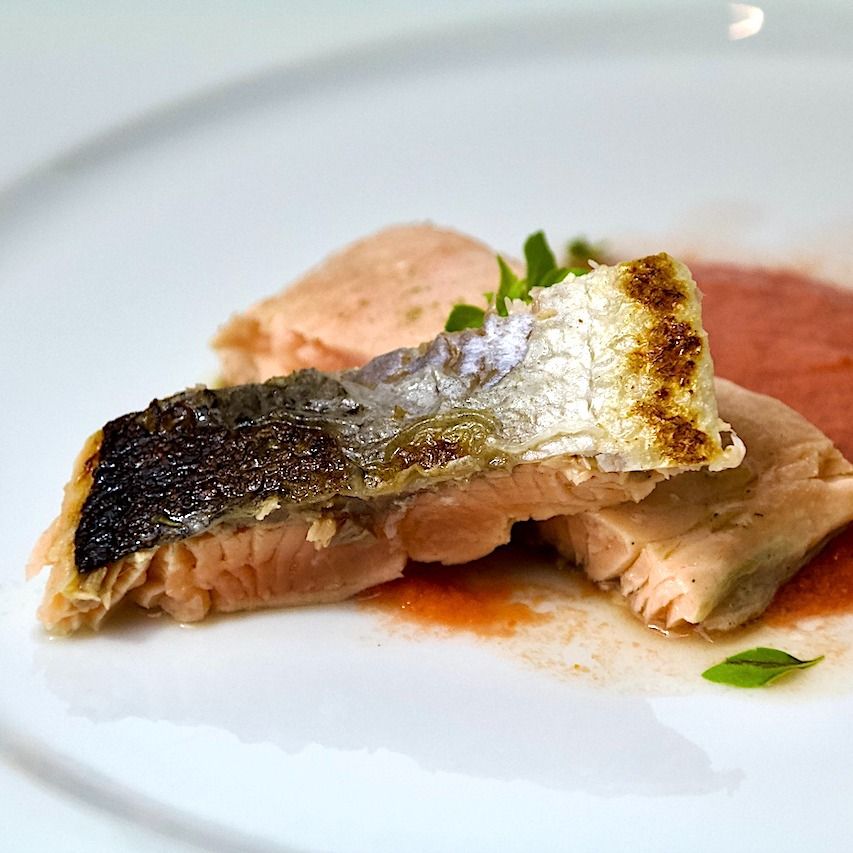Salmone in padella con gazpacho leggero di fragole e pomodorini