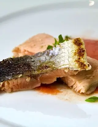 Ricetta Salmone in padella con gazpacho leggero di fragole e pomodorini di cucinodite