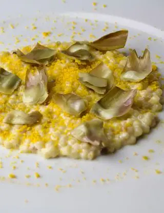 Ricetta Fregola risottata con fonduta di Parmigiano Reggiano, carciofi saltati e polvere d'uovo disidratato di cucinodite