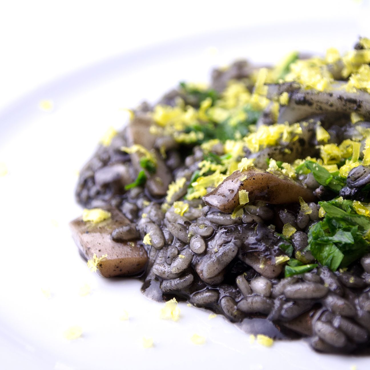 Risotto al nero di seppia con seppie in due consistenze e bottarga d'uovo