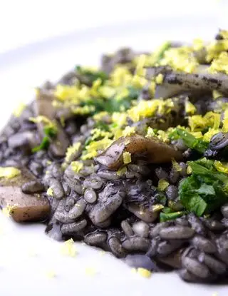 Ricetta Risotto al nero di seppia con seppie in due consistenze e bottarga d'uovo di cucinodite