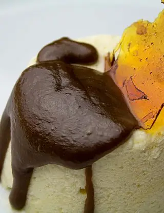 Ricetta Semifreddo alla vaniglia con caramello e salsa di liquirizia di cucinodite