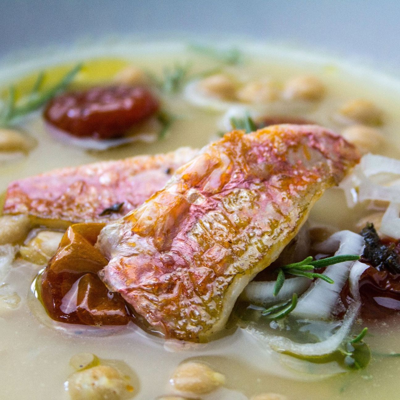 Triglie in zuppetta di ceci e olio al rosmarino