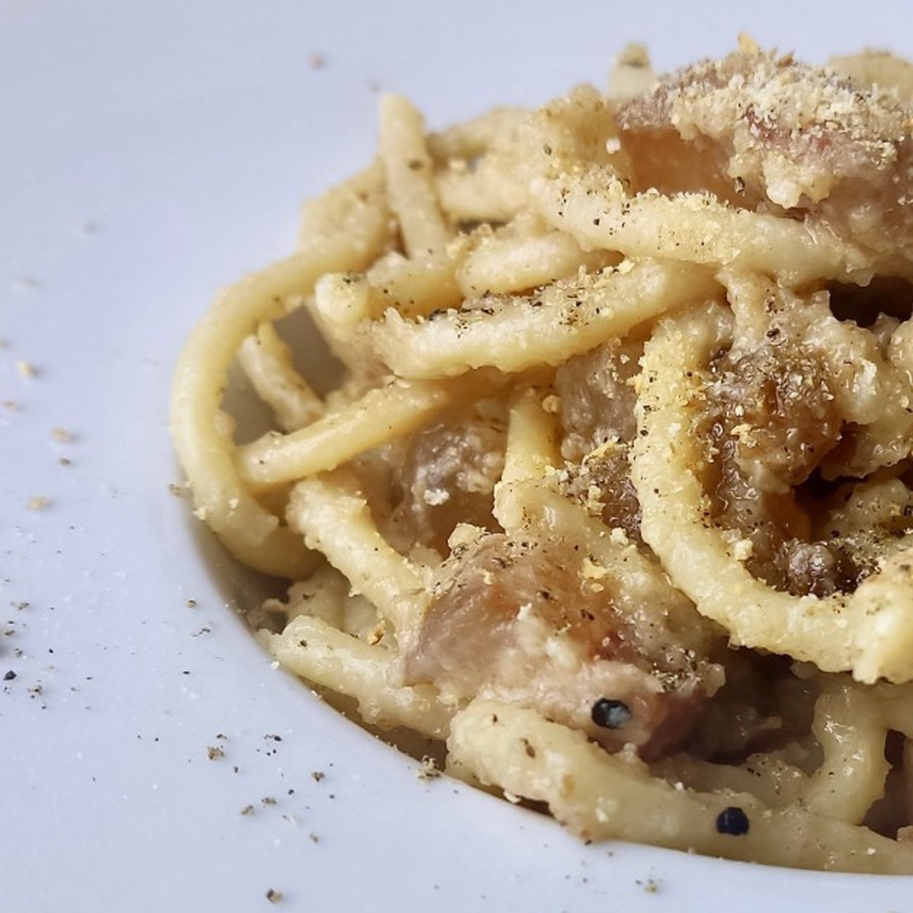 Pici alle briciole, con uvetta, noci e guanciale croccante