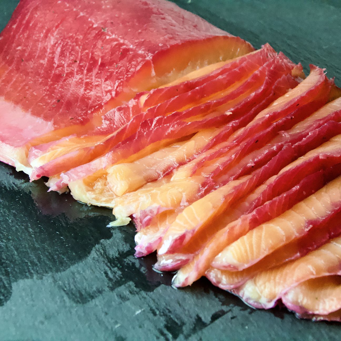 Salmone gravlax alla barbabietola e aneto