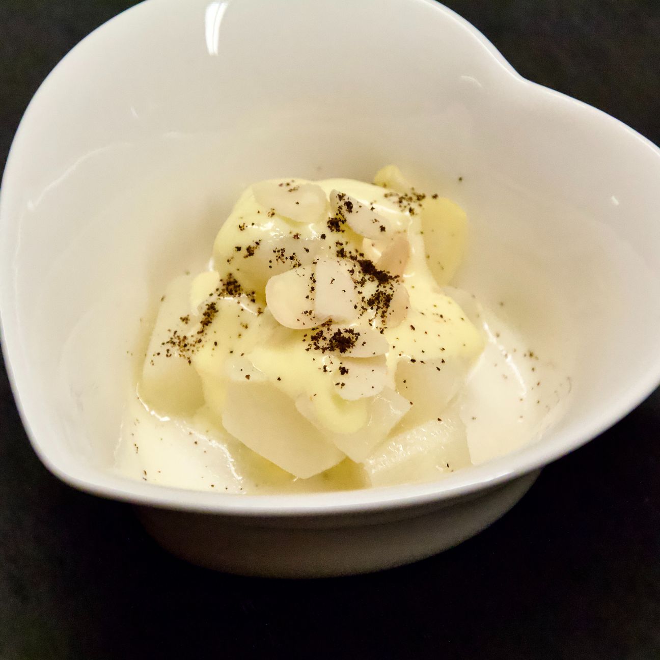 Asparagi bianchi di Cantello con salsa maltese, mandorle tostate, polvere di caffè