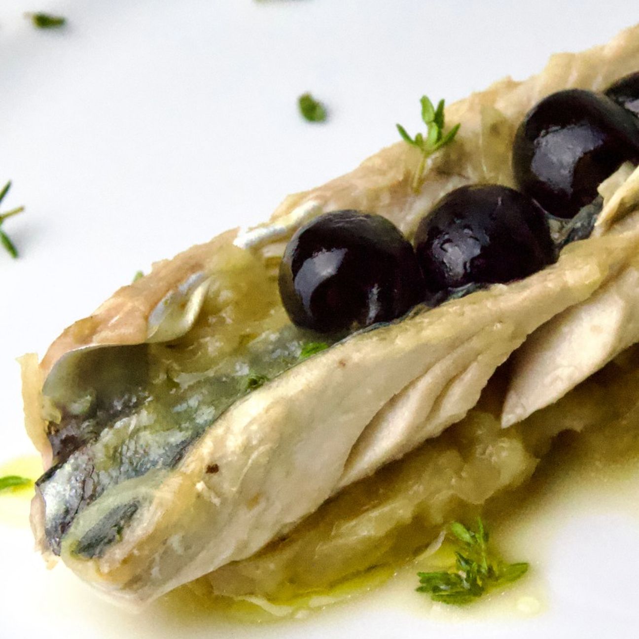 Sgombro, cipolle, olive nere