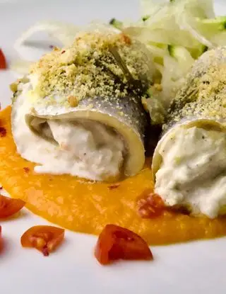 Ricetta Involtini di sarde con ricotta, feta e agrumi, su crema di zucca e finocchi croccanti di cucinodite