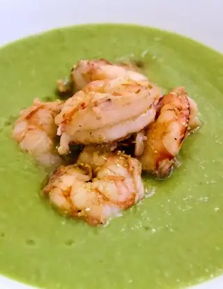 Ricetta Vellutata di piselli con gamberi grigliati e olio al limone di cucinodite