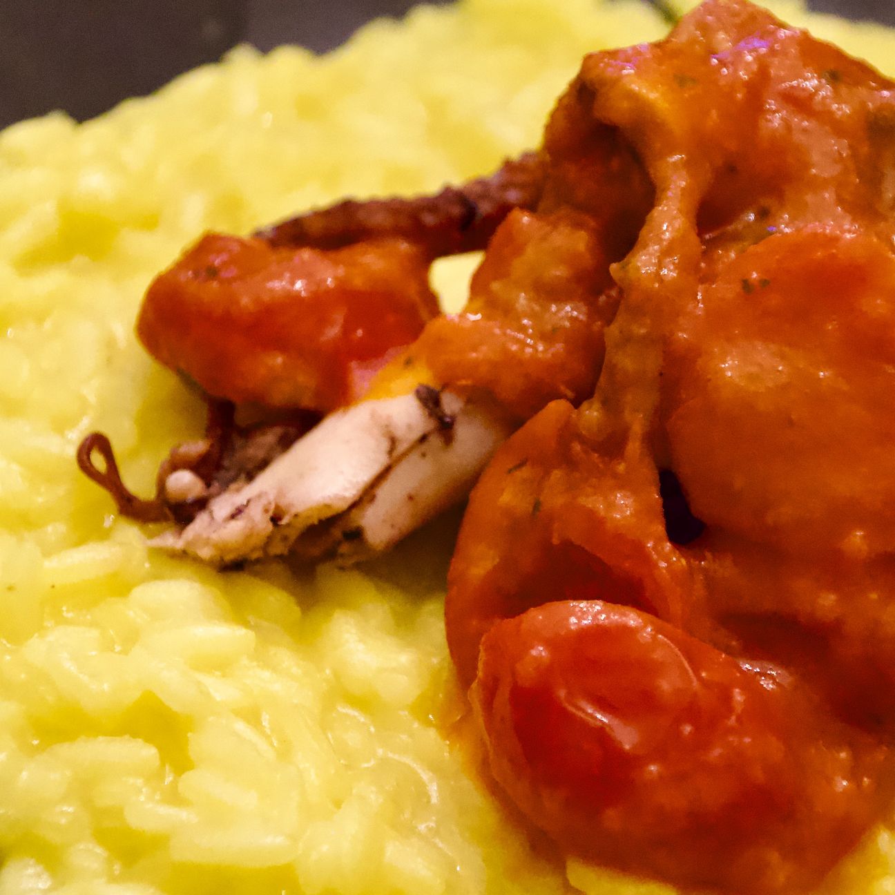 Risotto allo zafferano con polpo grigliato e crema di pomodori confit