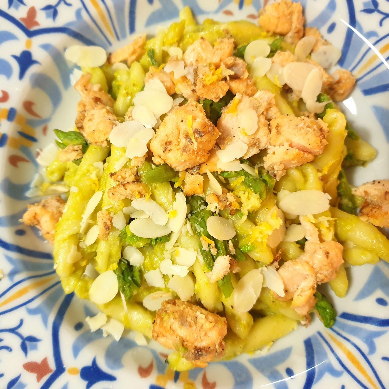 Pasta con Pesto di Asparagi, Salmone, mandorle e profumo di limone