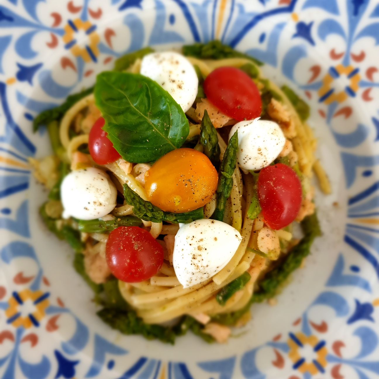 Pasta con Salmone, Asparagi, Datterini colorati e ciliegine di bufala