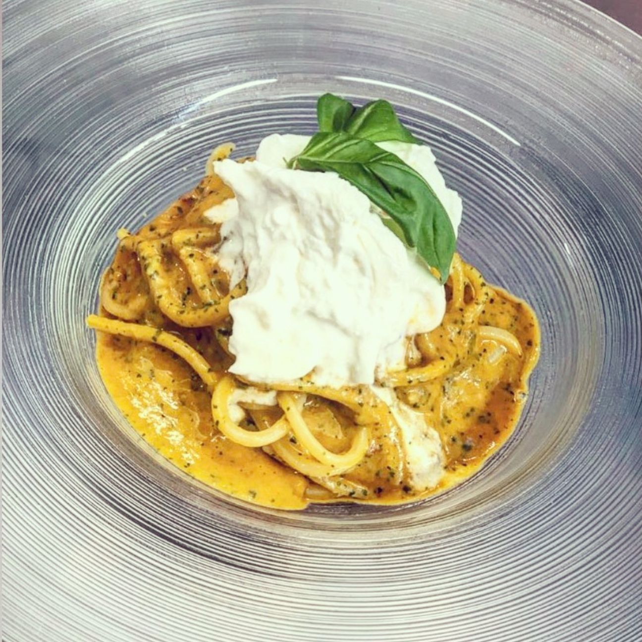 Spaghettoni quadrati con pesto siciliano e burrata fresca