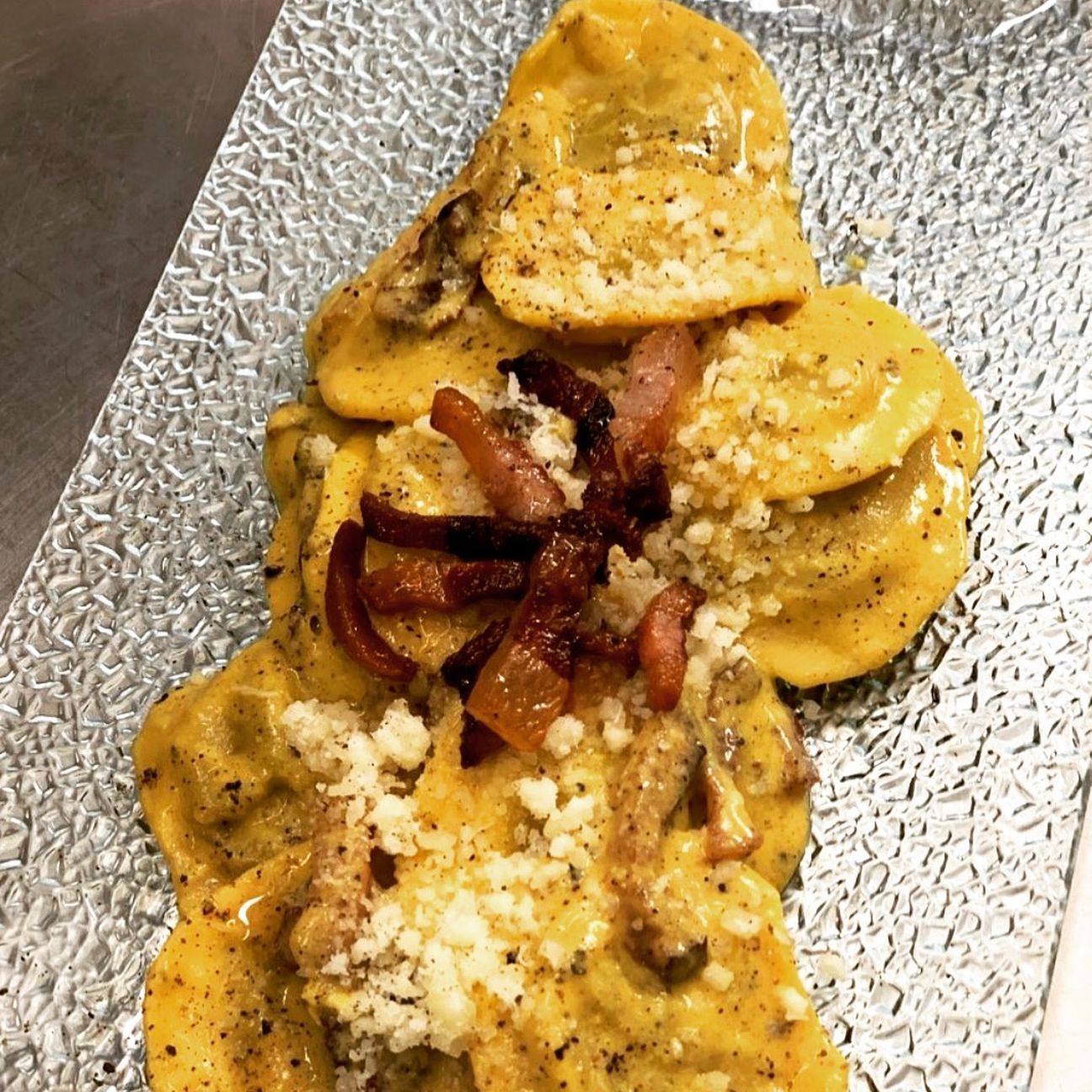 Ravioli ripieni di carciofi alla carbonara