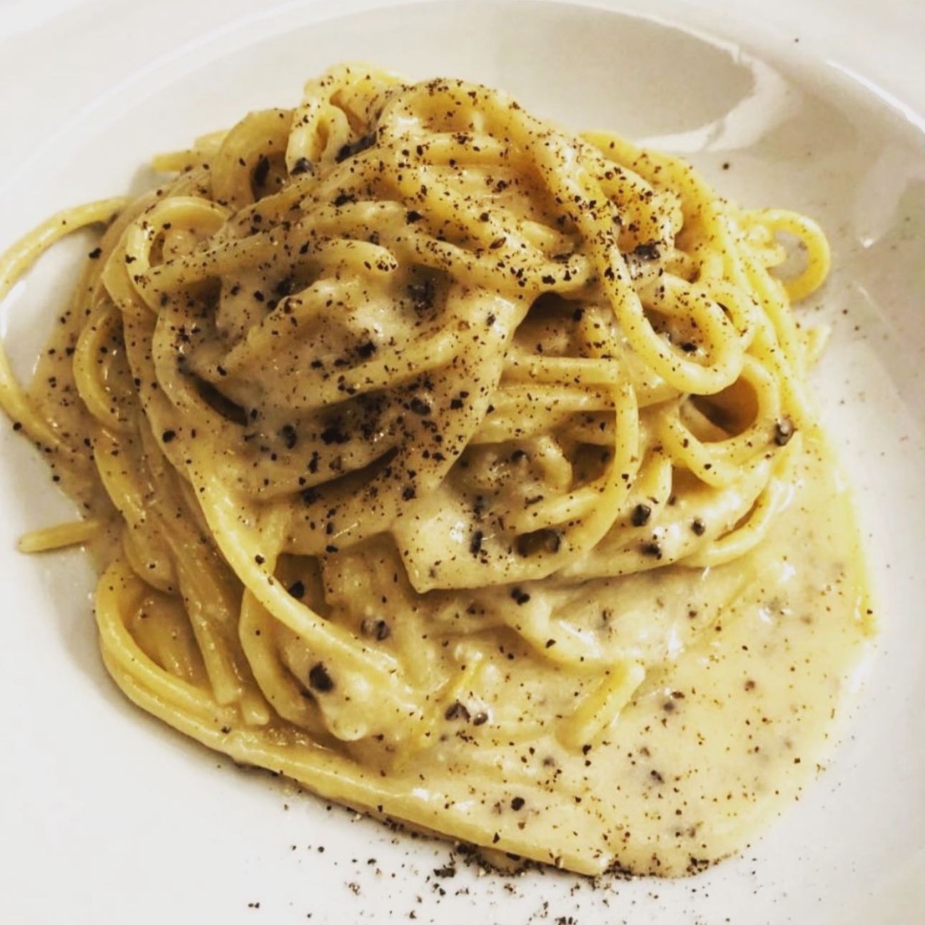 Spaghettone cacio e pepe con scorza di limone