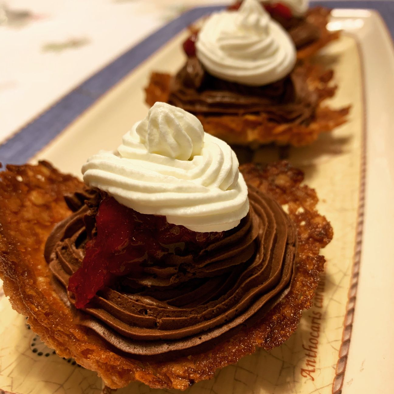 Cestino croccante con cioccolato fragole