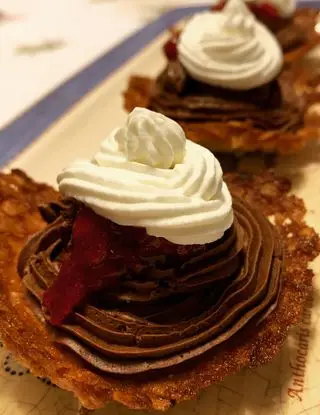 Ricetta Cestino croccante con cioccolato fragole di ricette_digio