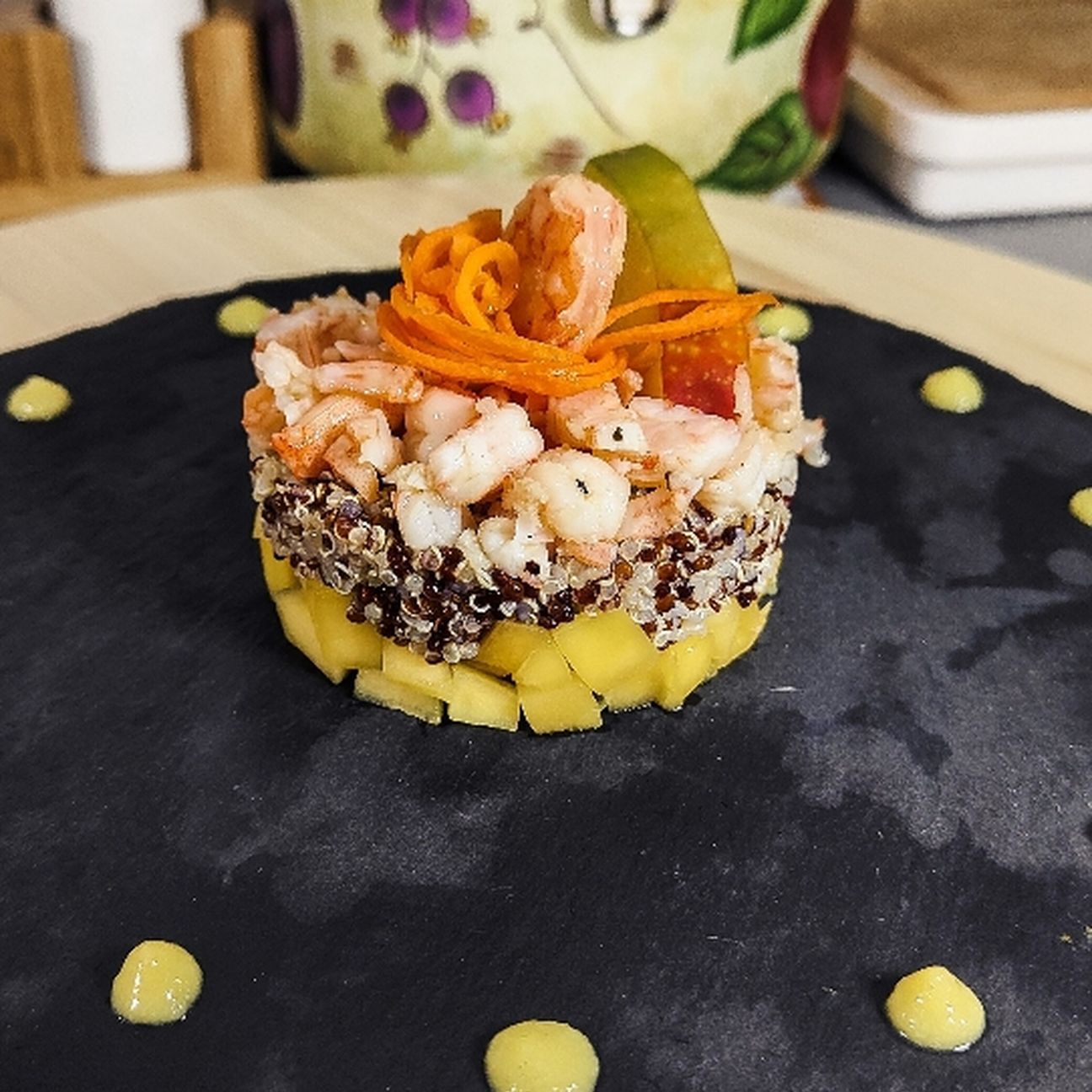 Quinoa tricolore con mango e gamberi flambe' al brandy