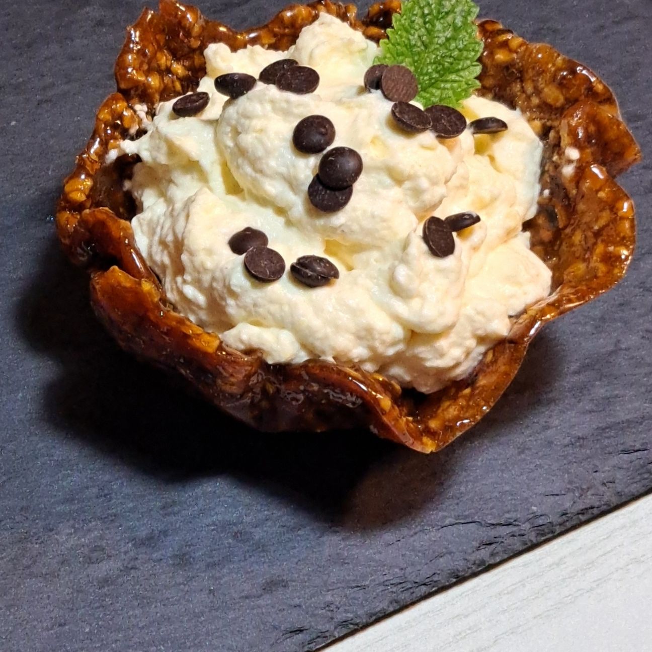 Cestini di croccante ripieni
