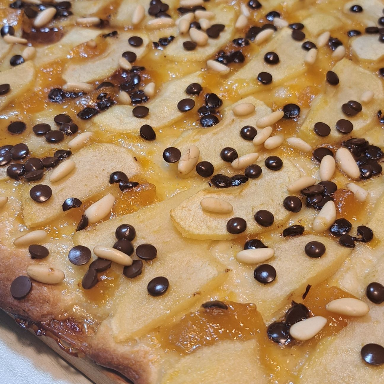 Focaccia con mele, cioccolato e pinoli