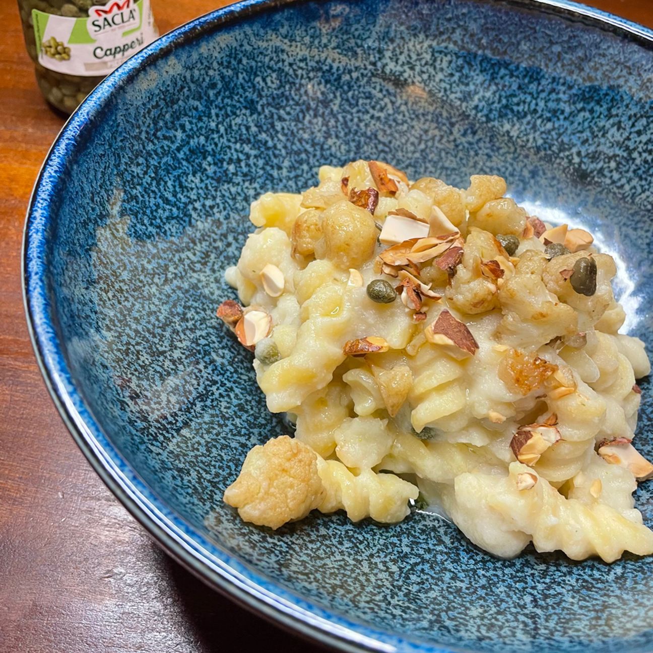 Fusilli cavolfiore, mandorle, capperi e finocchietto
