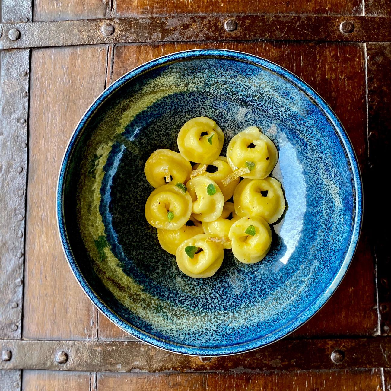 Cappellacci cacio e pepe con limone candito e mentuccia