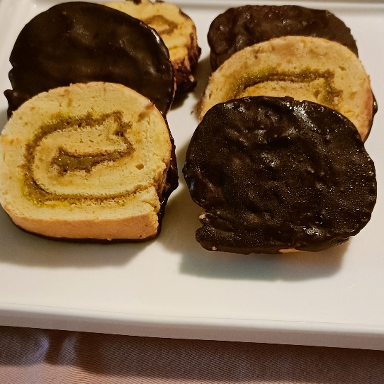 Girelle con crema al pistacchio e cioccolata fondente